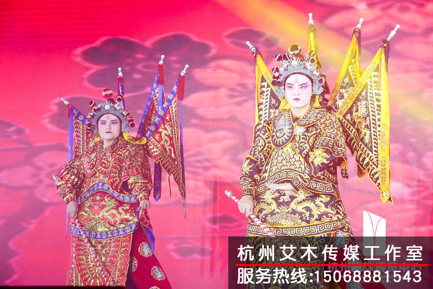 杭州國際博覽中心2020新春紅藍競演茶話會戲劇演員在臺上表演現場拍攝情況