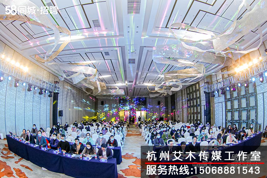 參加會議的人員現場拍攝照片