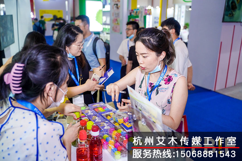 FBIF食品展會現場工作人員對客戶進行食品介紹拍攝