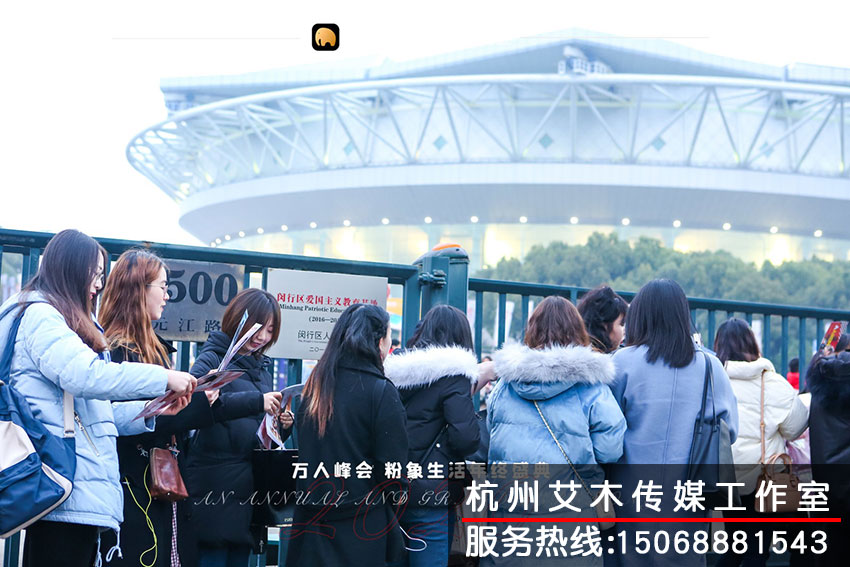 1630933401249303.jpg 會議活動現場大家在有條不紊的排隊等待進場拍攝