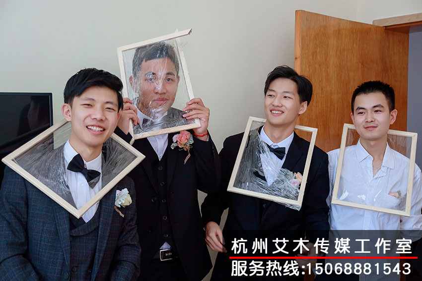 1631025897221844.jpg 新郎以及伴郎集體拍攝