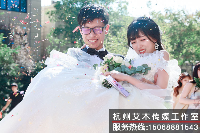 1631026105129382.jpg 新郎抱著新娘的美麗瞬間拍攝