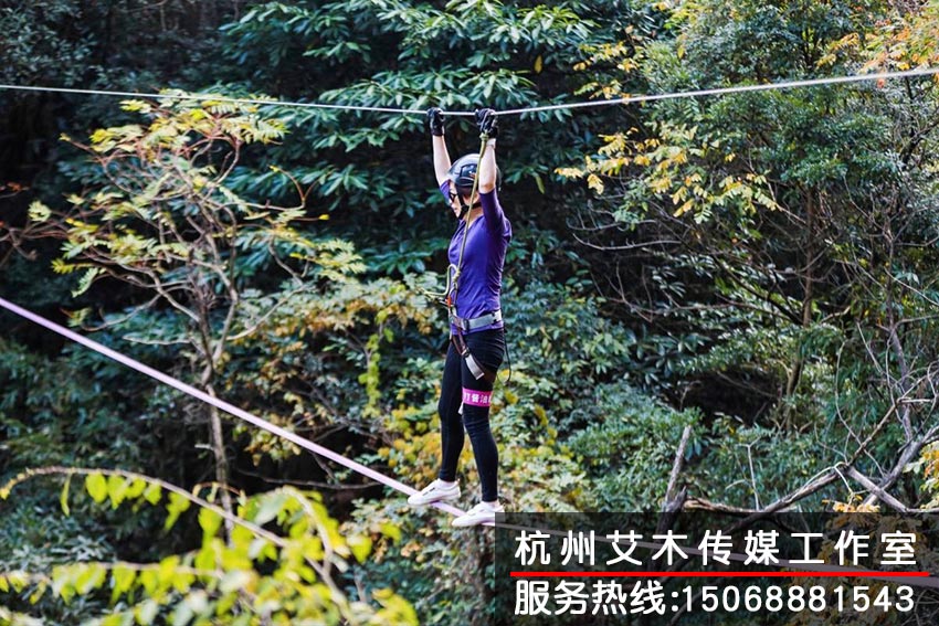 戶(hù)外訓(xùn)練基地團(tuán)隊(duì)成員半空過(guò)繩索道場(chǎng)景拍攝