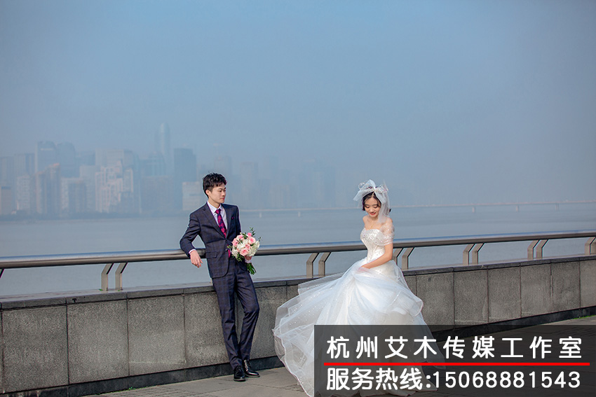 1631281944927186.jpg 新郎新娘江邊穿上西服婚紗的拍攝場景